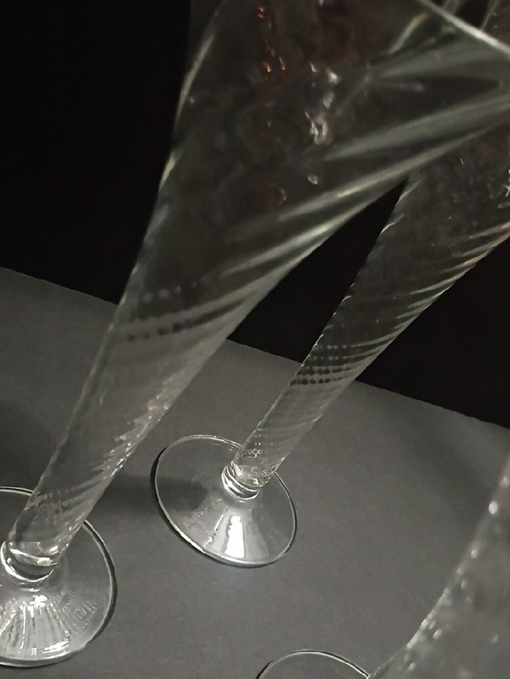 Vintage Set of 4 Clear Swirl Pattern Bud Vase Set/Champagne Flutes - Picture 4 of 4